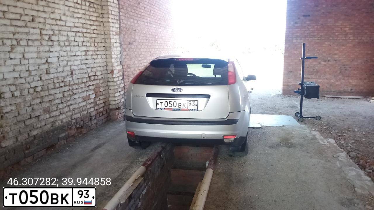 Фото автомобиля FORD FOCUS, 2005 — госномер Н945НТ46. Цвет: СЕРЫЙ