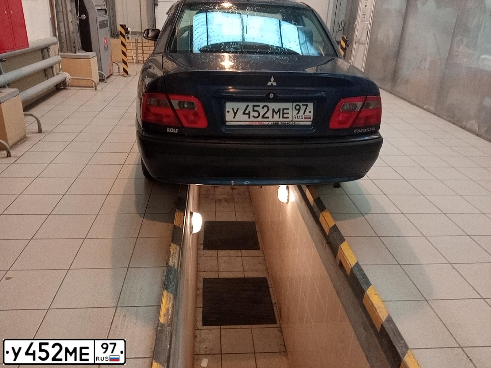 Фото автомобиля MITSUBISHI CARISMA, 2003 — госномер Е934АУ550. Цвет: Темно-синий