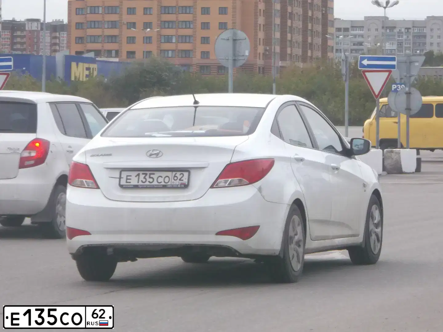 Фото автомобиля HYUNDAI SOLARIS, 2015 — госномер Е135СО62. Цвет: БЕЛЫЙ