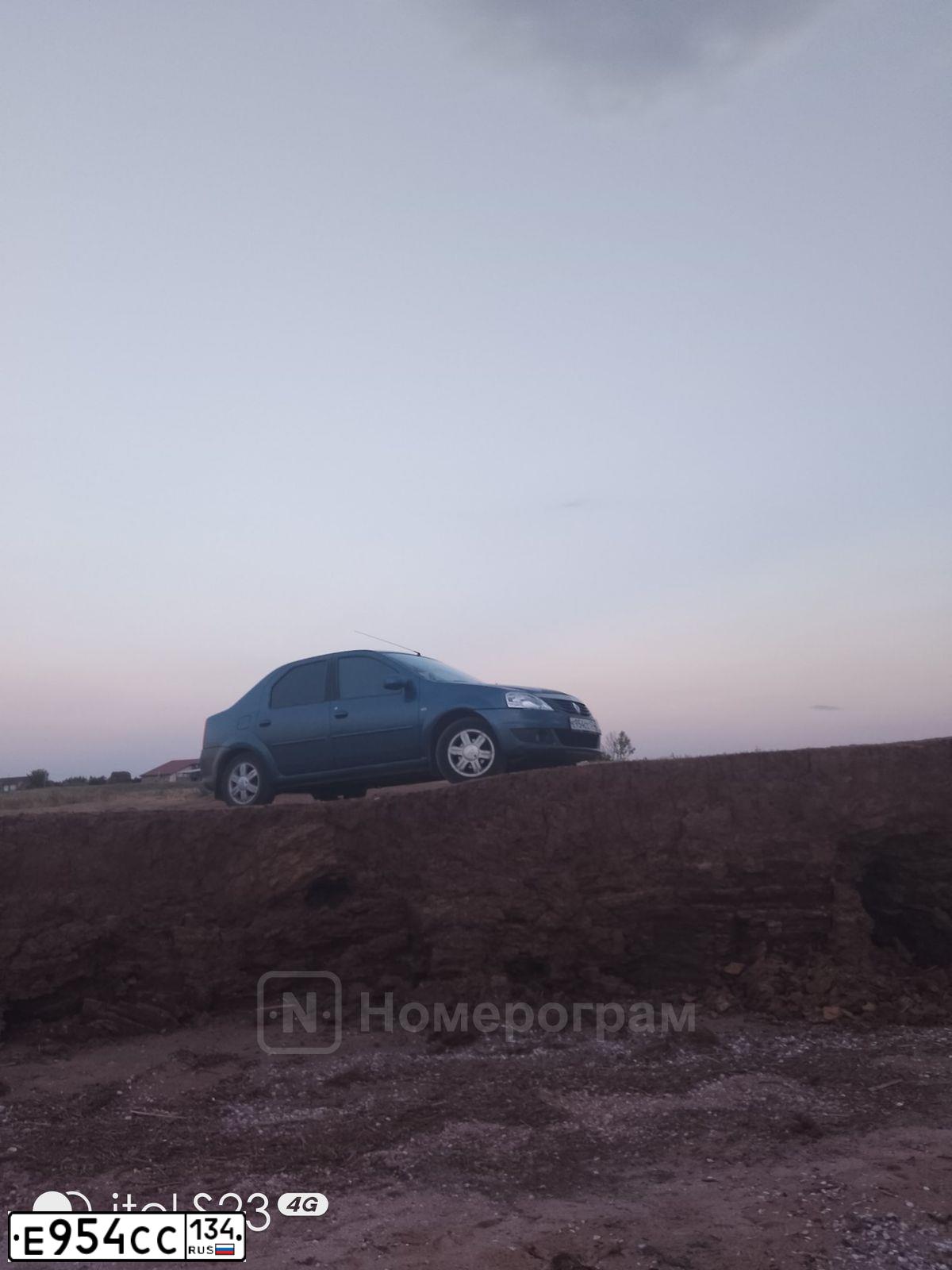 Фото автомобиля RENAULT LOGAN, 2010 — госномер Е954СС134. Цвет: СИНИЙ