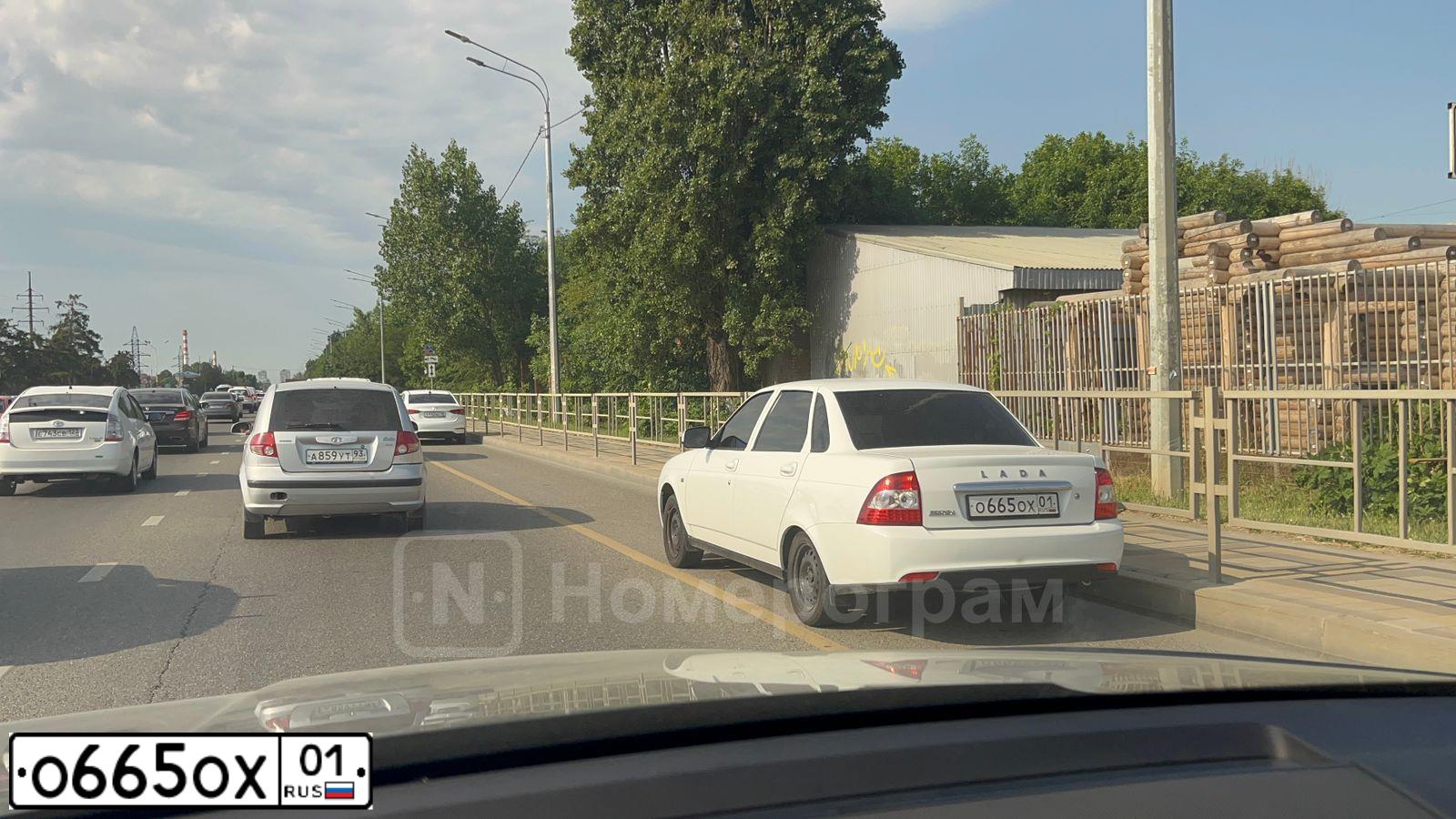 Фото автомобиля LADA 2170 PRIORA, 2016 — госномер О665ОХ01. Цвет: БЕЛЫЙ