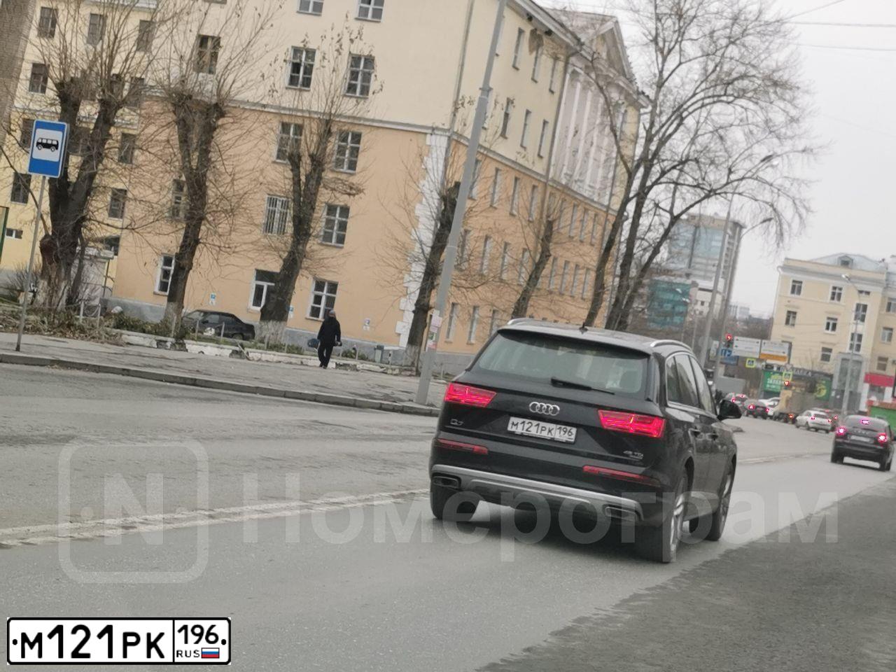 Фото автомобиля AUDI Q7, 2019 — госномер М121РК196. Цвет: ЧЕРНЫЙ