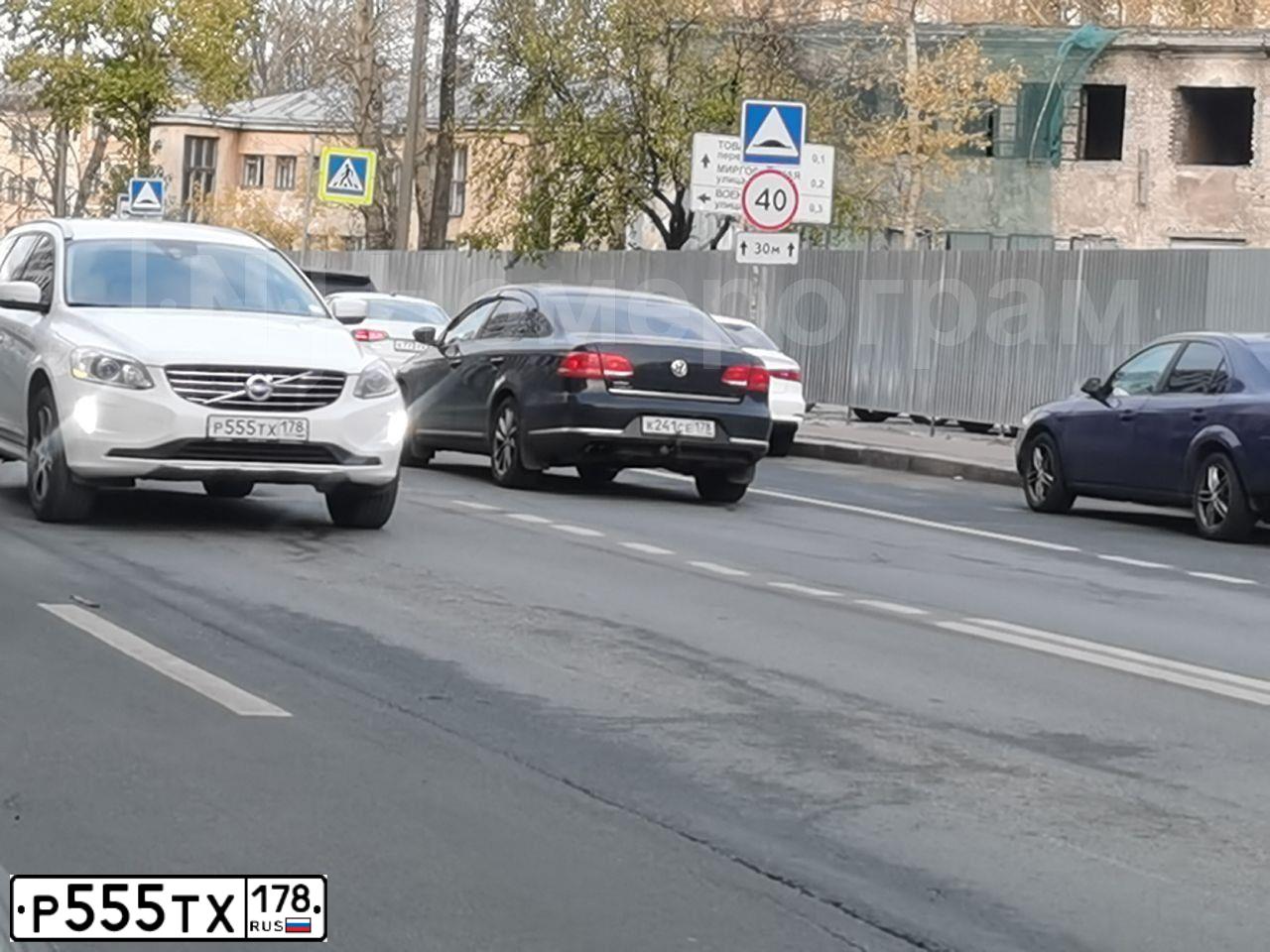 Фото автомобиля VOLVO XC60, 2013 — госномер Е819НУ51. Цвет: Белый