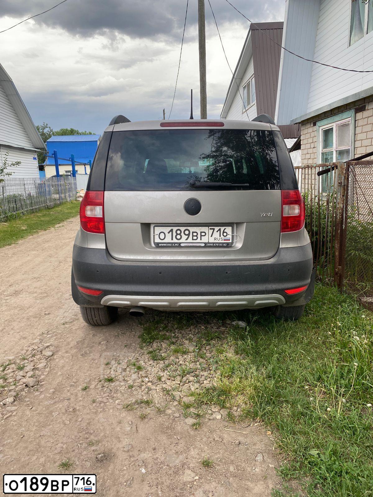 Фото автомобиля SKODA YETI, 2011 — госномер Р077НУ790. Цвет: Серый