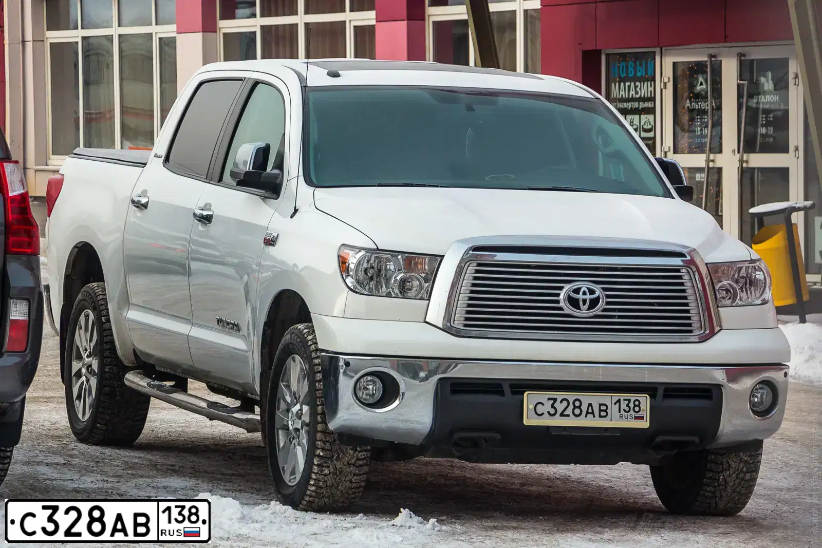 Фото автомобиля TOYOTA TUNDRA, 2012 — госномер С328АВ138. Цвет: БЕЛЫЙ