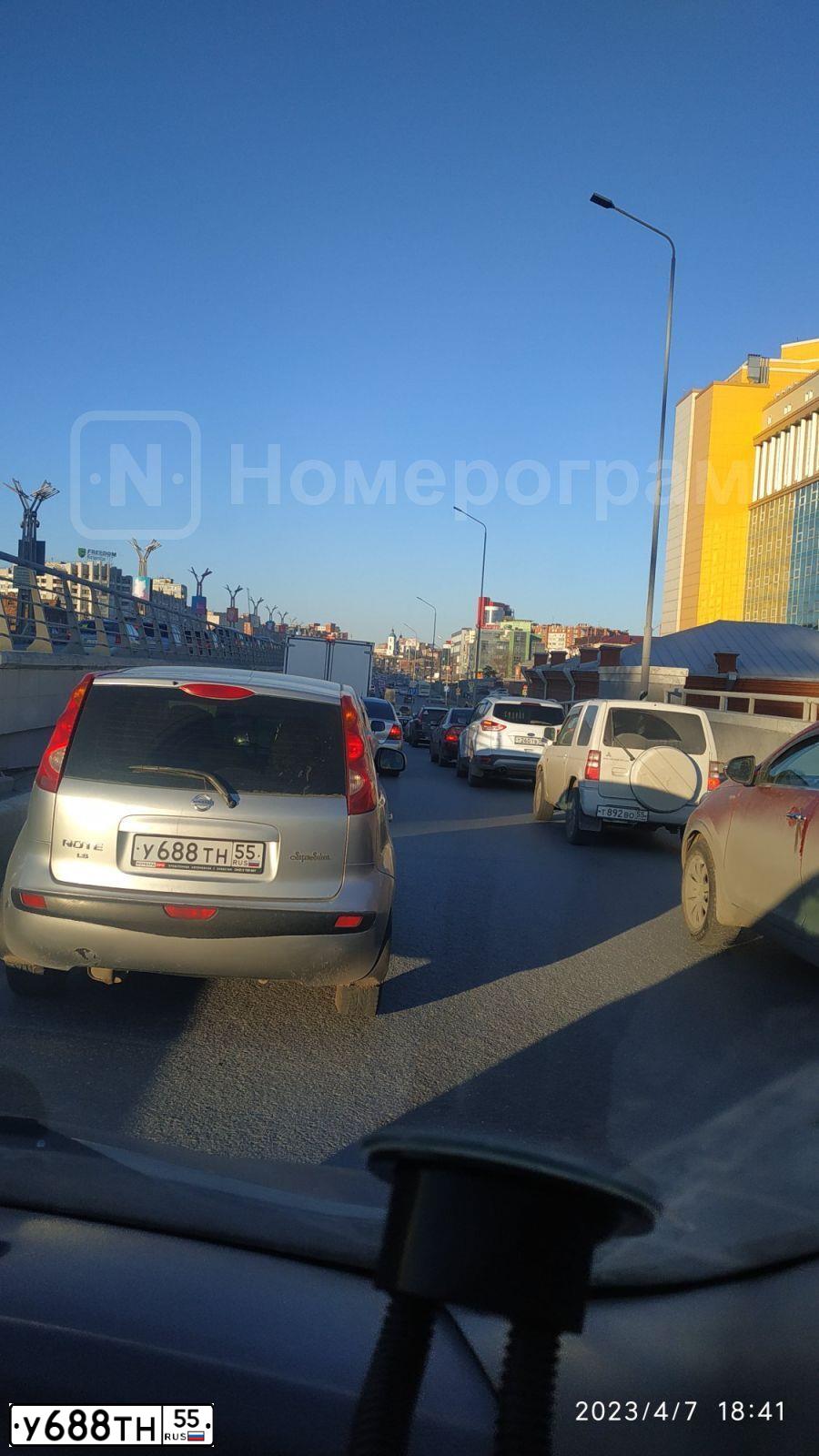 Фото автомобиля NISSAN NOTE, 2006 — госномер У688ТН55. Цвет: Серебристый