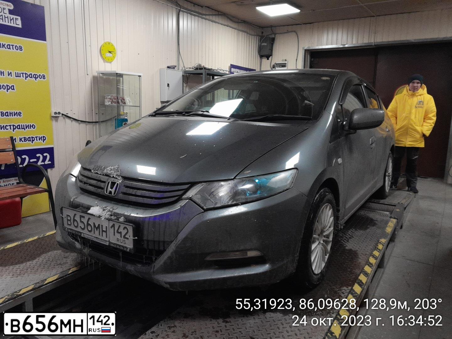Фото автомобиля HONDA INSIGHT, 2010 — госномер Е778ОТ142