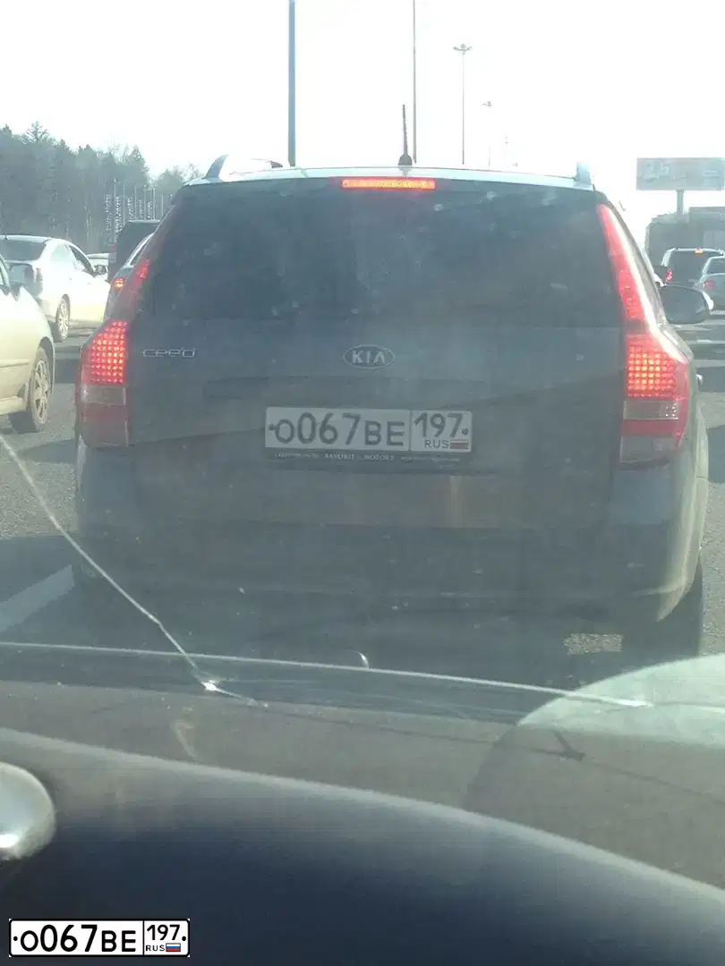 Фото автомобиля KIA CEE'D, 2010 — госномер О067ВЕ197. Цвет: СЕРЕБРИСТЫЙ