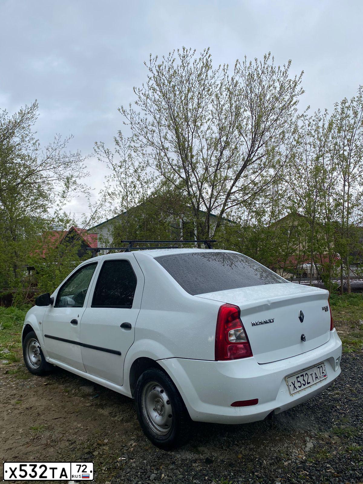 Фото автомобиля RENAULT LOGAN, 2010 — госномер Т856НК196. Цвет: Белый