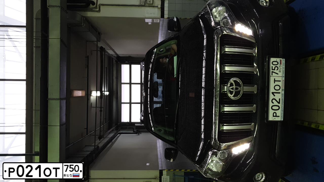Фото автомобиля TOYOTA LANDCRUISER, 2017 — госномер Р021ОТ750. Цвет: ЧЕРНЫЙ