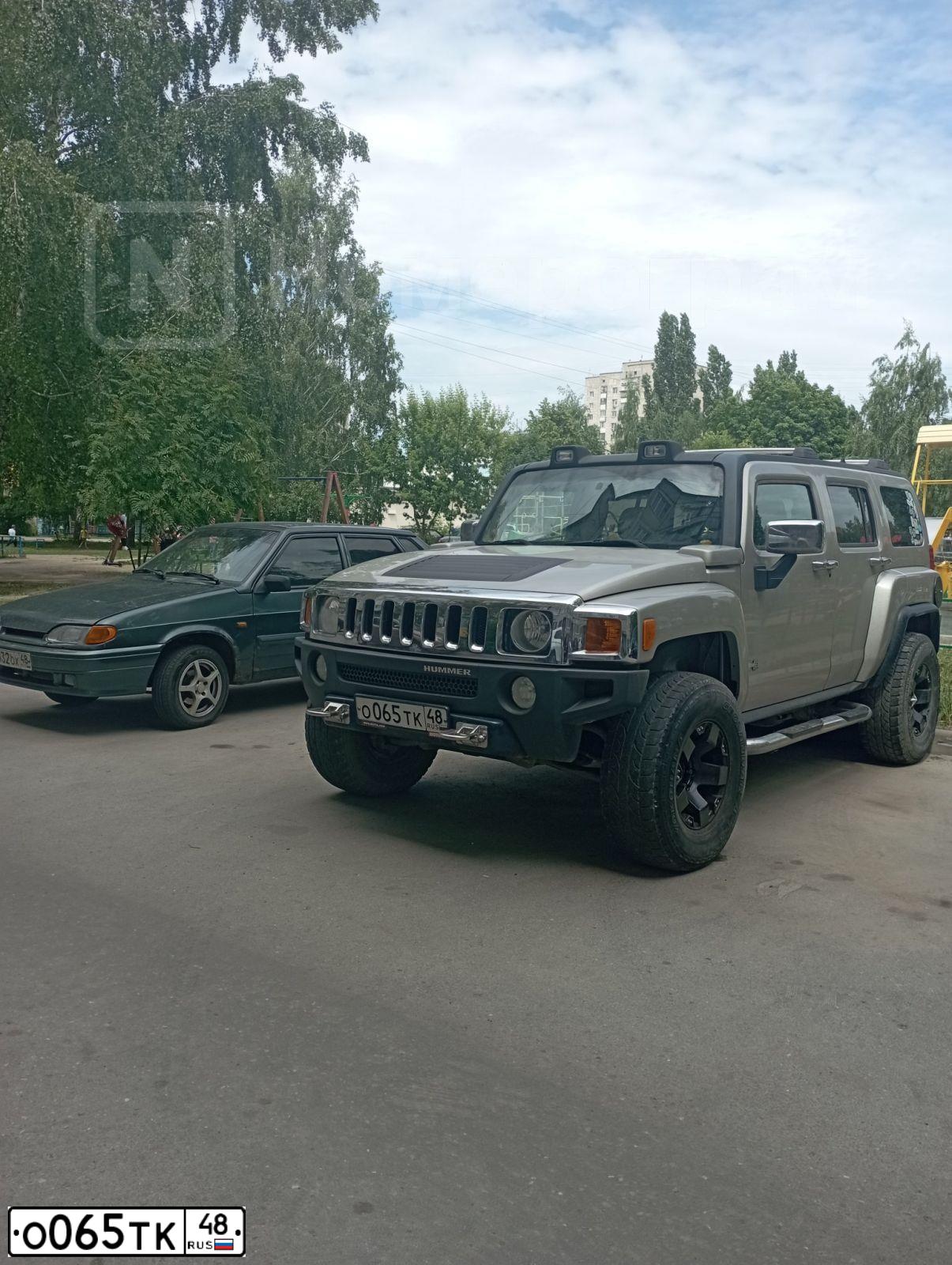 Фото автомобиля HUMMER H3, 2005 — госномер О065ТК48. Цвет: СЕРЫЙ