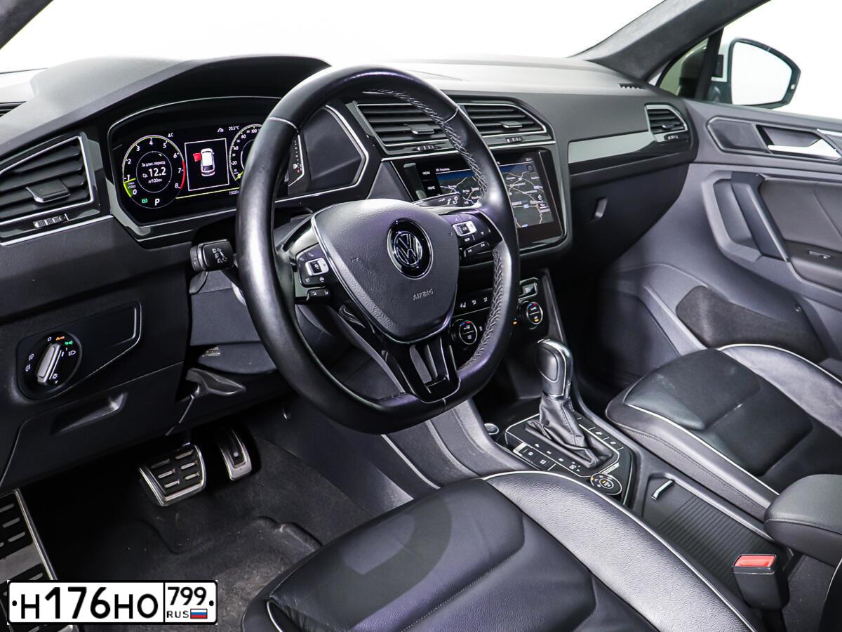Фото автомобиля VOLKSWAGEN TIGUAN, 2019 — госномер В270ВУ977. Цвет: Белый