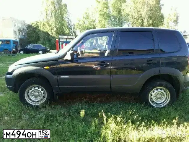 Фото автомобиля CHEVROLET NIVA, 2010 — госномер М494ОН152. Цвет: ЧЕРНЫЙ