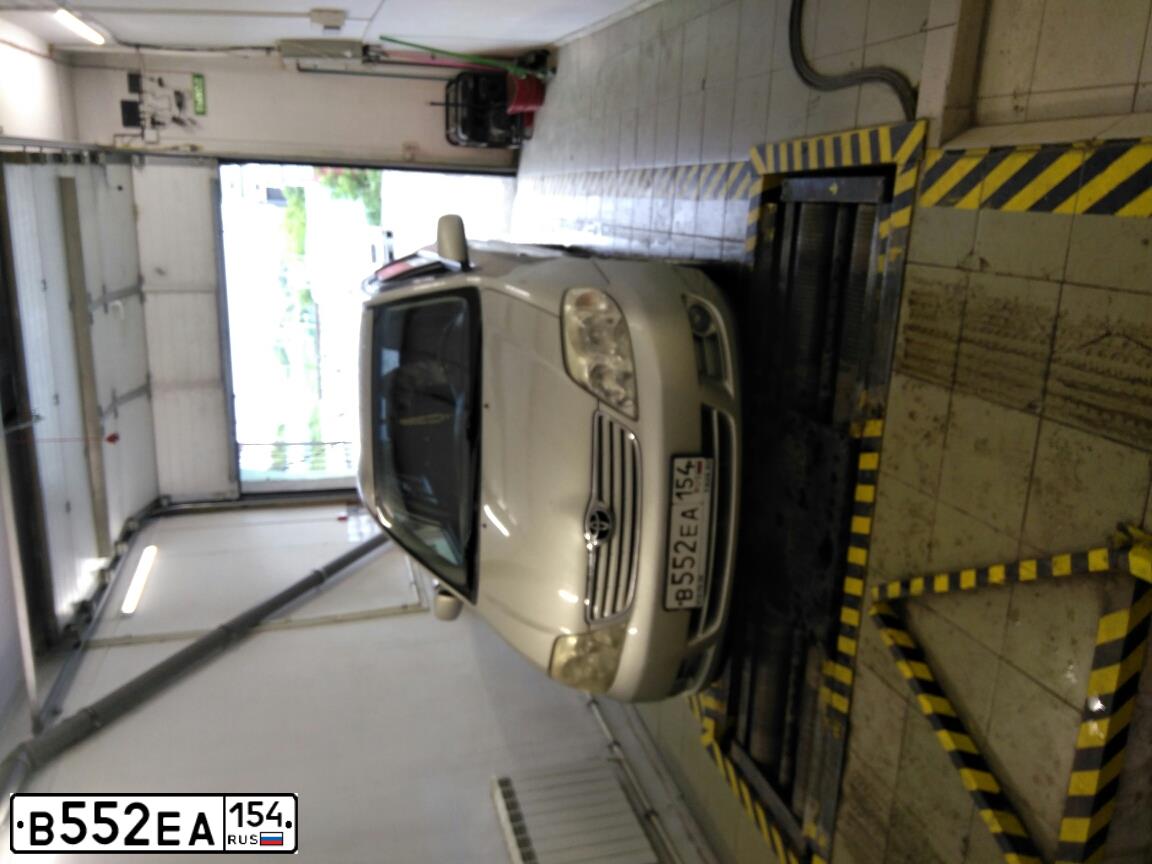 Фото автомобиля TOYOTA COROLLA, 2004 — госномер В552ЕА154. Цвет: серебристый