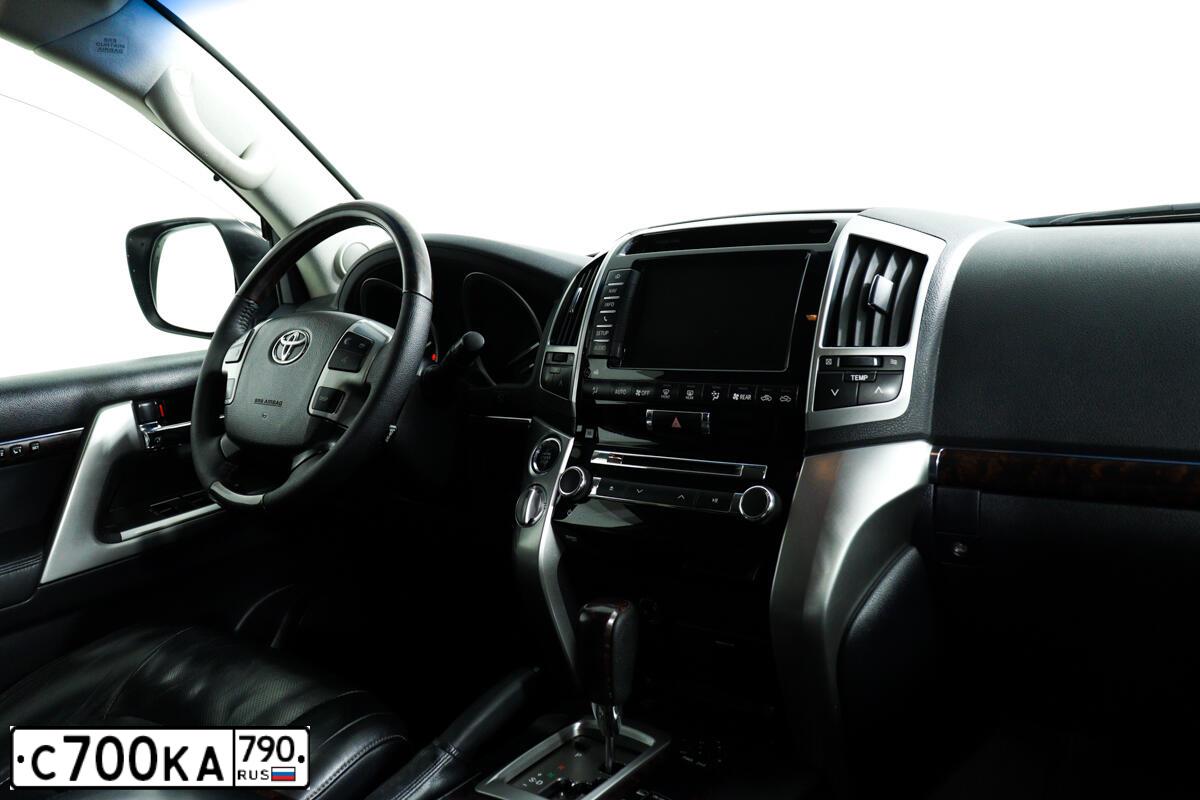 Фото автомобиля VOLKSWAGEN POLO, 2010 — госномер С700КА790. Цвет: Белый