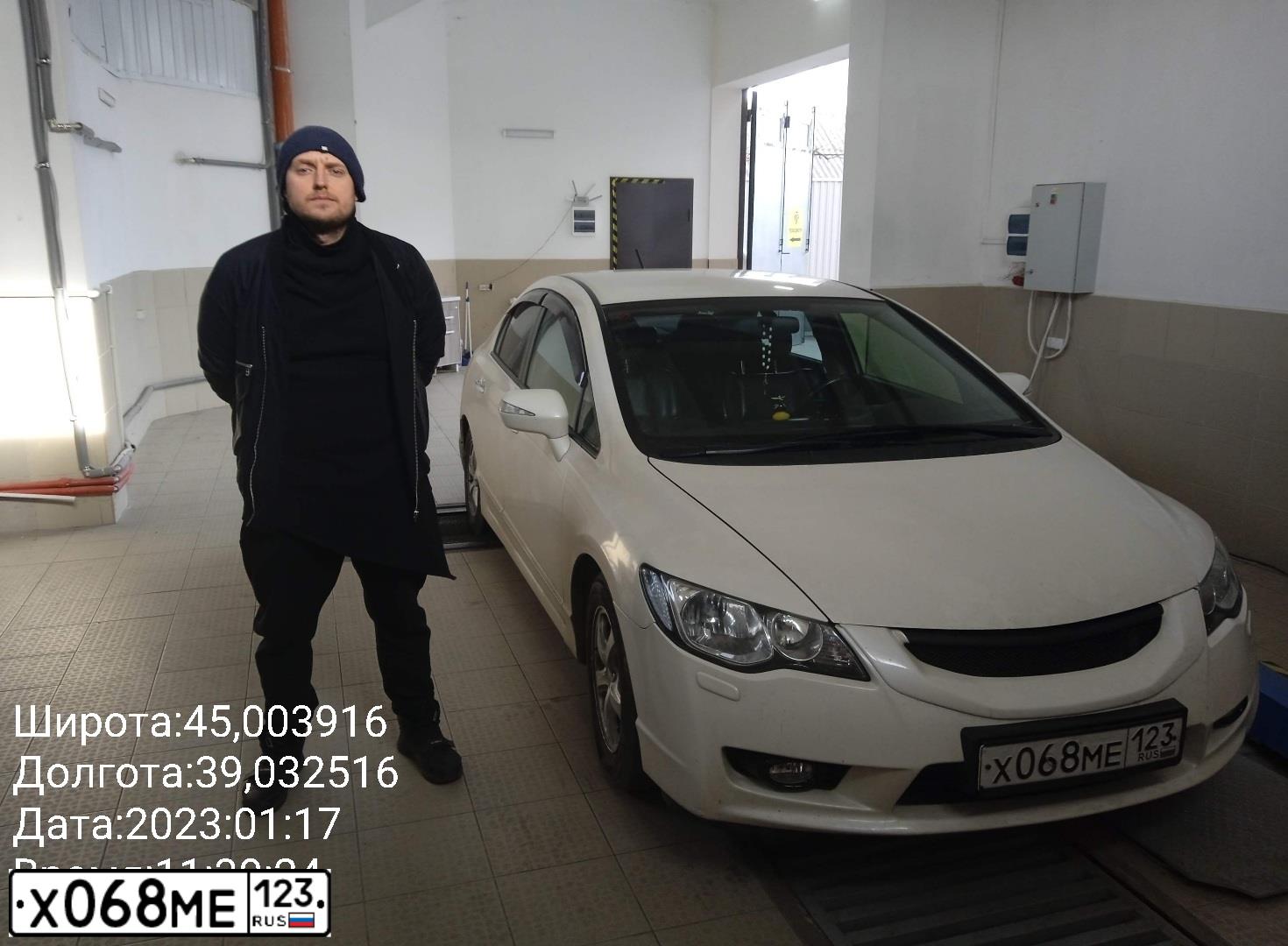 Фото автомобиля HONDA CIVIC, 2009 — госномер Р737НН186. Цвет: Белый