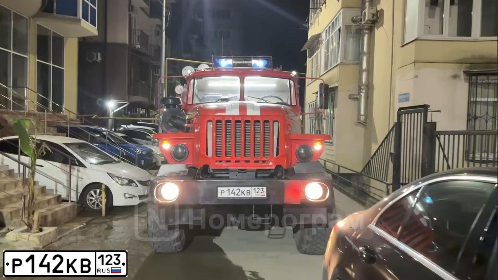 Фото автомобиля URAL 5557 /6X6/, 2012 — госномер Р142КВ123. Цвет: ЦВ СХ А6 ПО ГОСТ Р 50574-2019