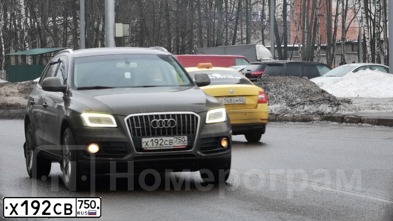 Фото автомобиля AUDI Q5, 2013 — госномер Х192СВ750. Цвет: Коричневый