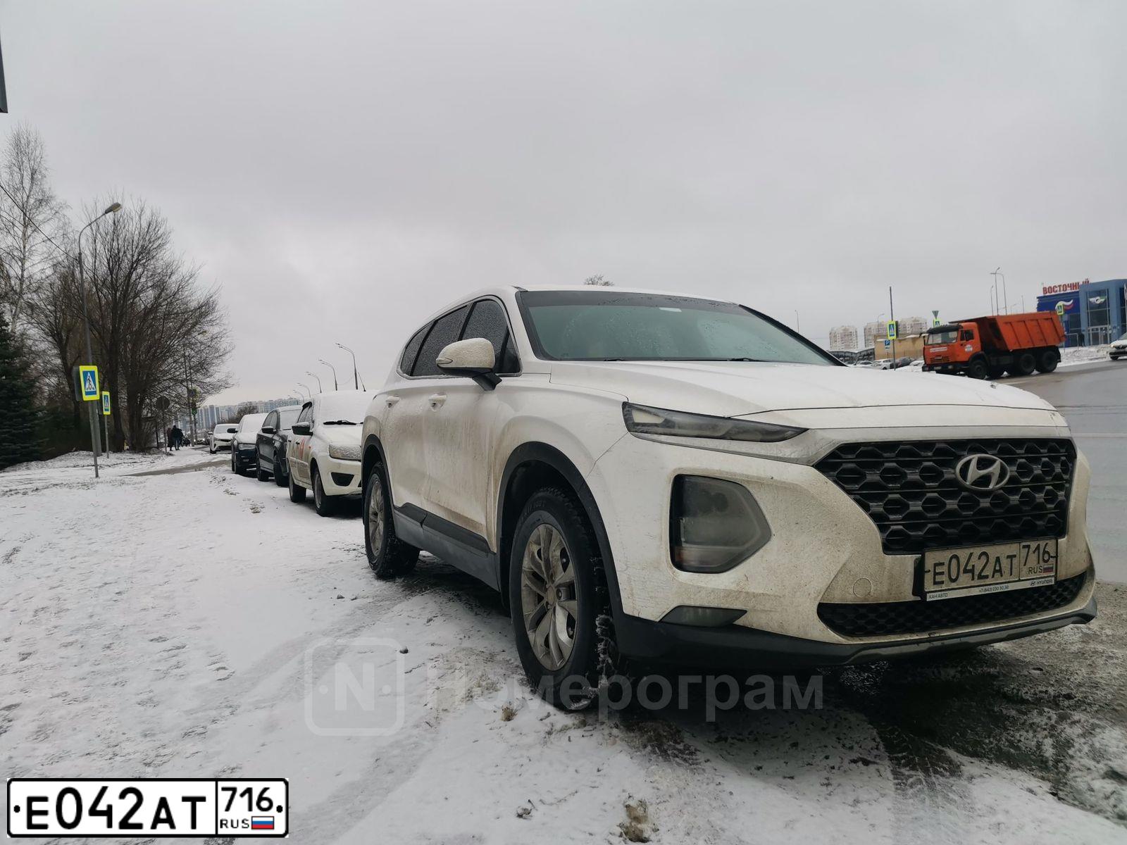 Фото автомобиля HYUNDAI SANTA FE, 2019 — госномер Е042АТ716. Цвет: БЕЛЫЙ