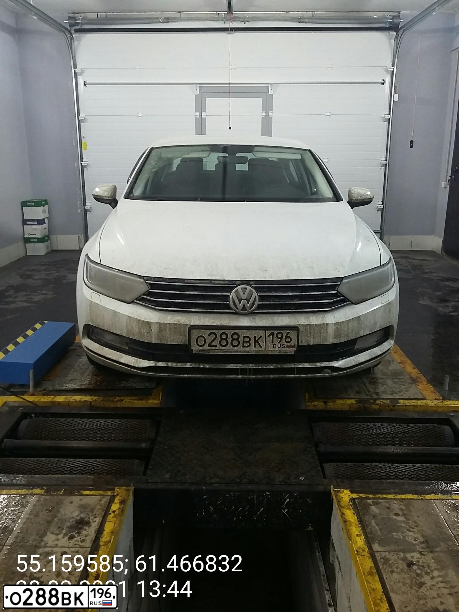 Фото автомобиля VOLKSWAGEN PASSAT, 2017 — госномер М027РУ777. Цвет: Белый