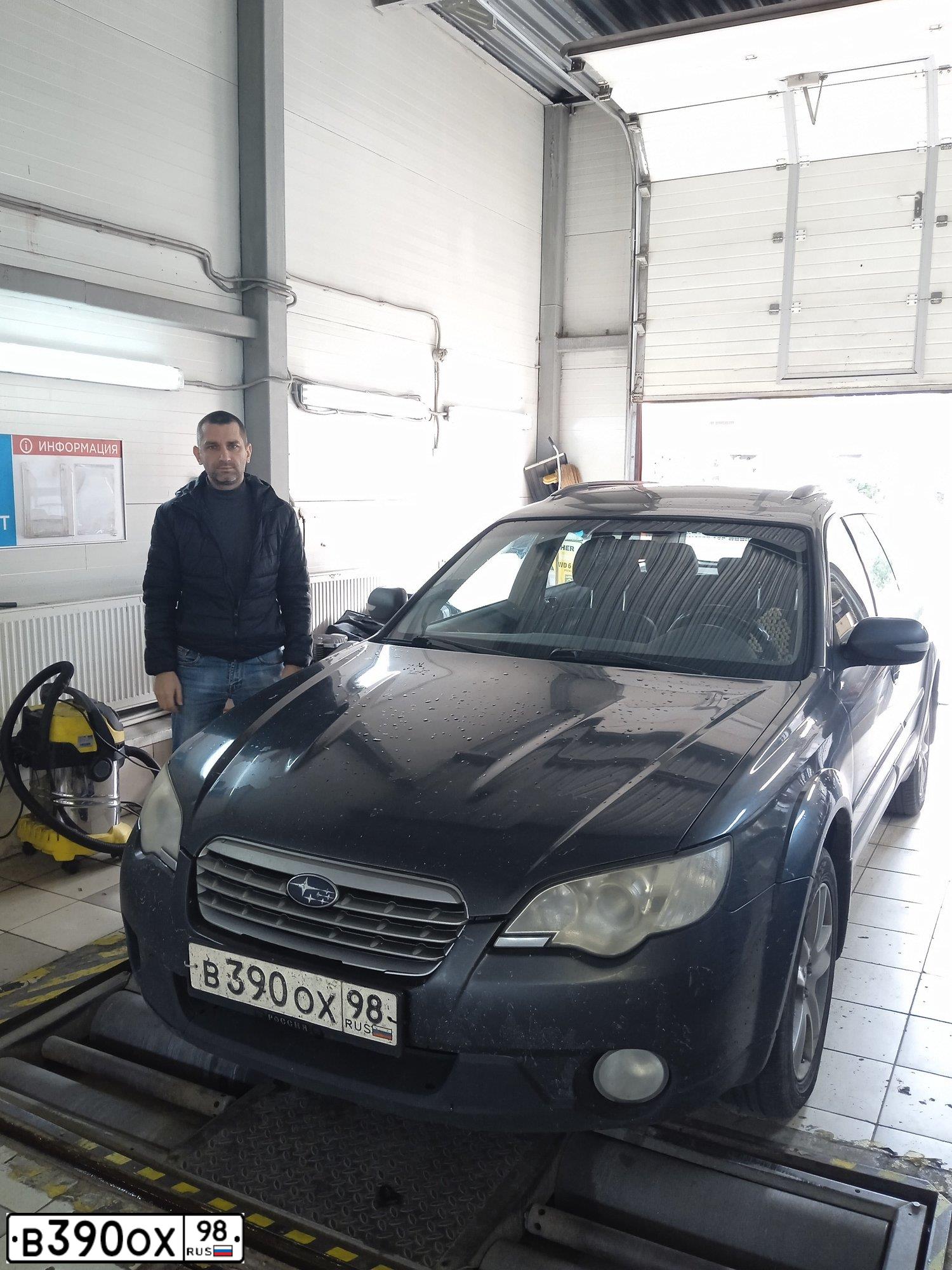 Фото автомобиля SUBARU OUTBACK, 2007 — госномер В390ОХ98. Цвет: СЕРЫЙ