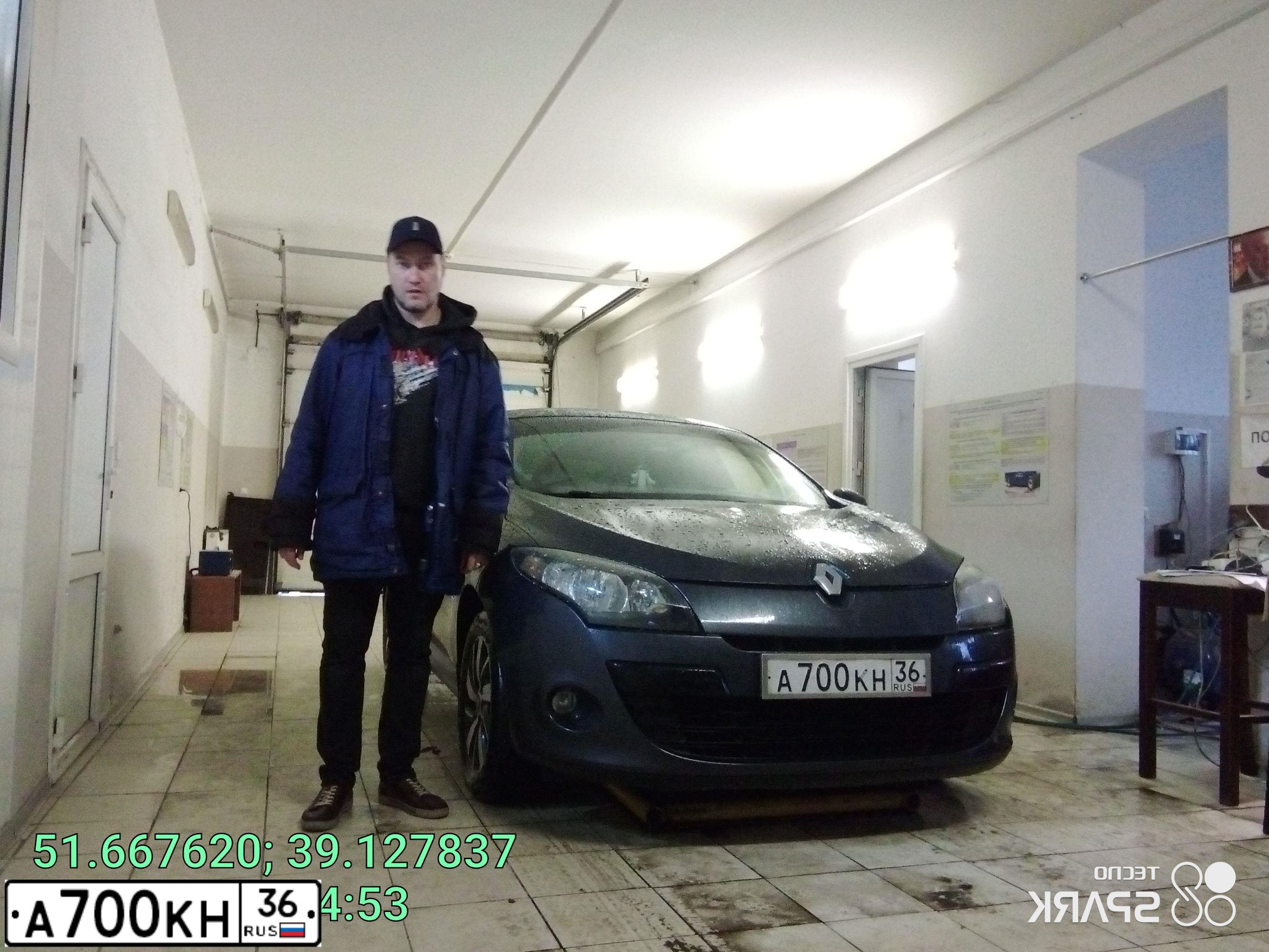 Фото автомобиля RENAULT MEGANE, 2011 — госномер А700КН36. Цвет: СЕРЫЙ
