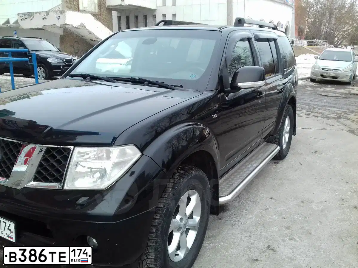 Фото автомобиля NISSAN PATHFINDER, 2007 — госномер Е222РК174. Цвет: ЧЕРНЫЙ