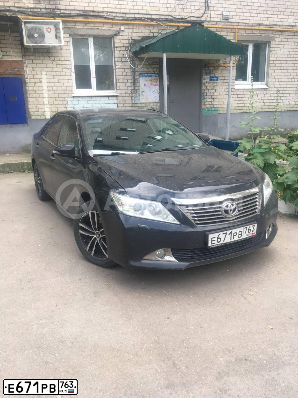 Фото автомобиля TOYOTA CAMRY, 2013 — госномер Е052УР763. Цвет: ЧЕРНЫЙ МЕТАЛЛИК