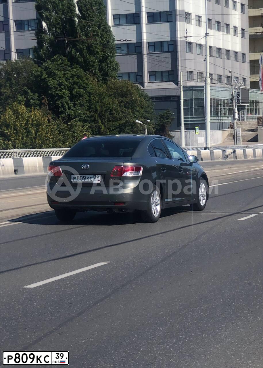 Фото автомобиля NISSAN TIIDA, 2007 — госномер Р893МА39. Цвет: БРОНЗОВЫЙ