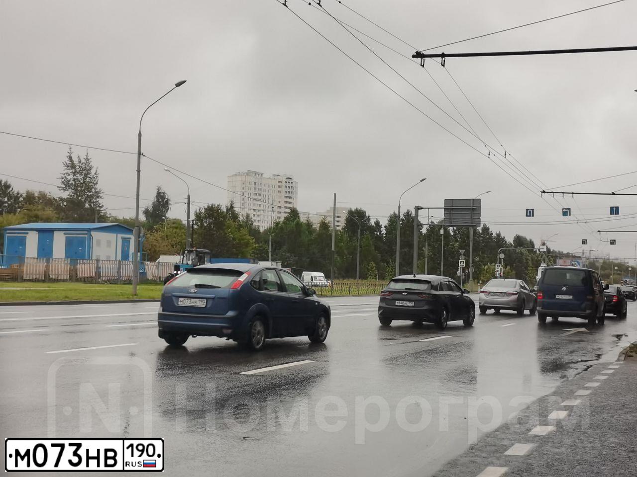 Фото автомобиля FORD FOCUS, 2006 — госномер М073НВ190. Цвет: СИНИЙ