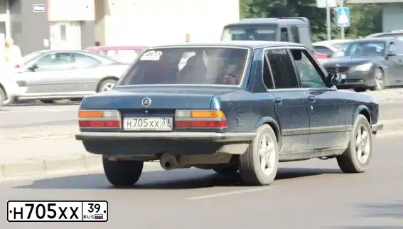 Фото автомобиля BMW SERIE 5, 1984 — госномер Н705ХХ39. Цвет: синий