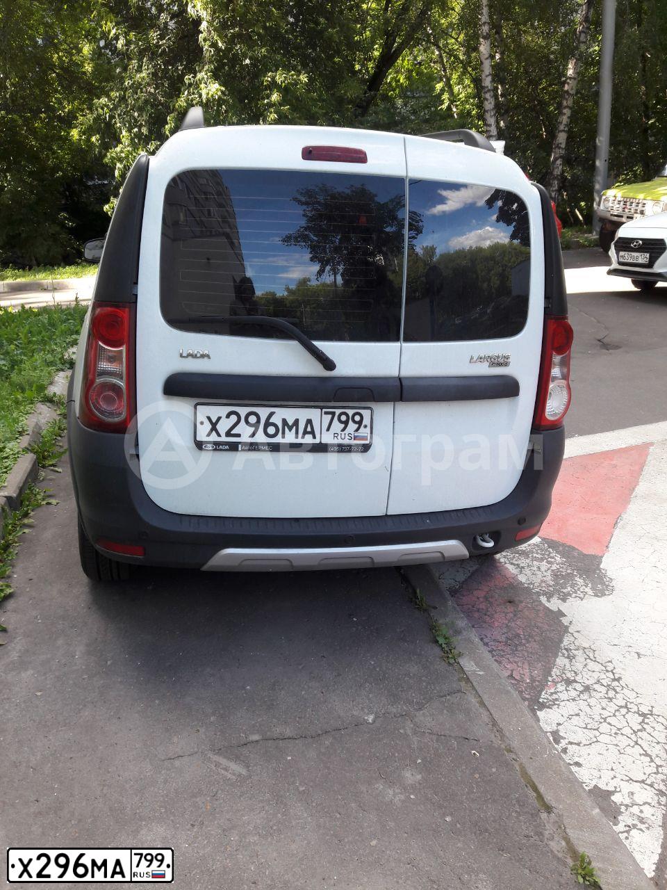 Фото автомобиля LADA LARGUS, 2018 — госномер Х296МА799. Цвет: БЕЛЫЙ