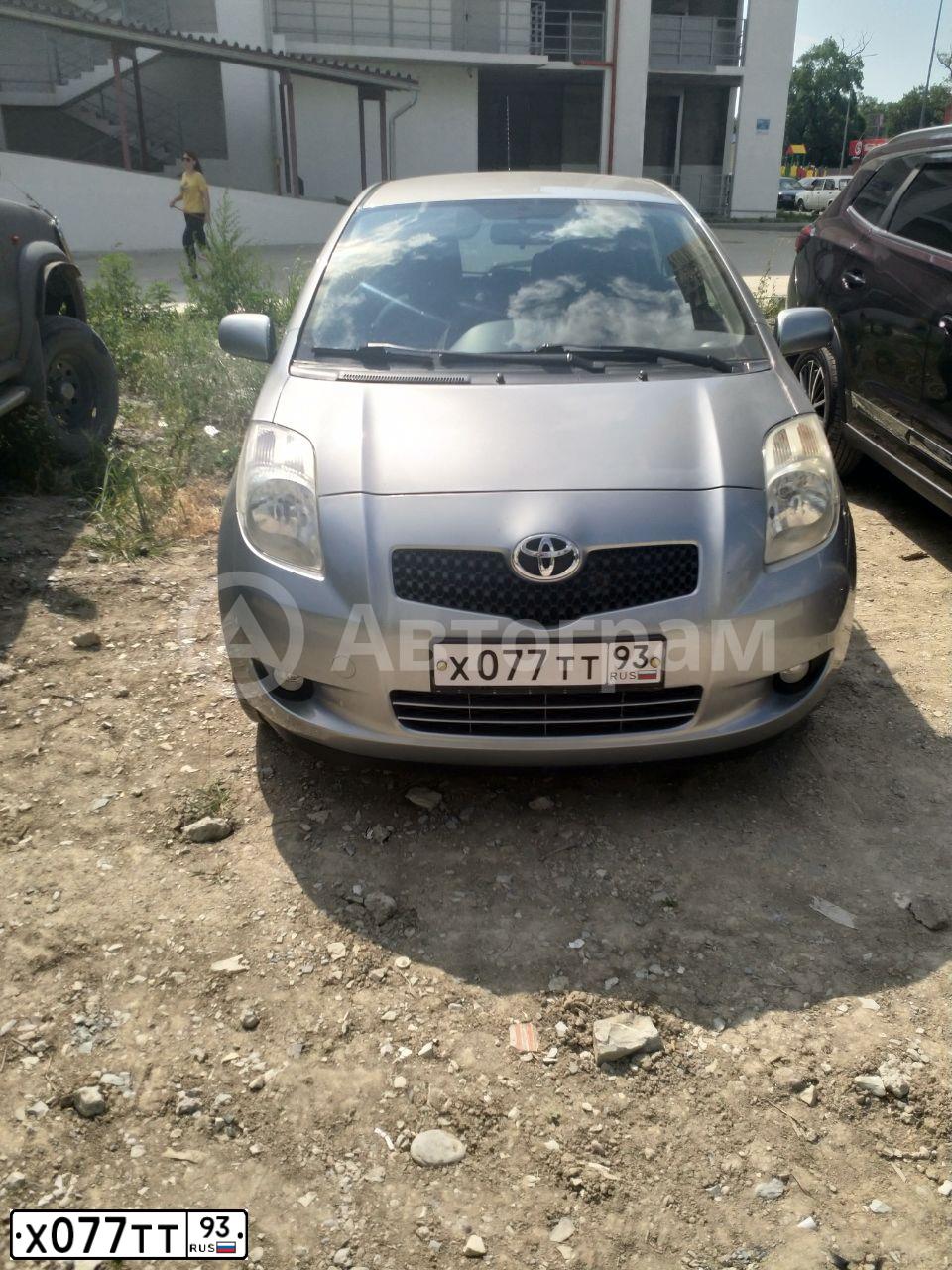 Фото автомобиля TOYOTA YARIS, 2007 — госномер Х077ТТ93. Цвет: Серебристый