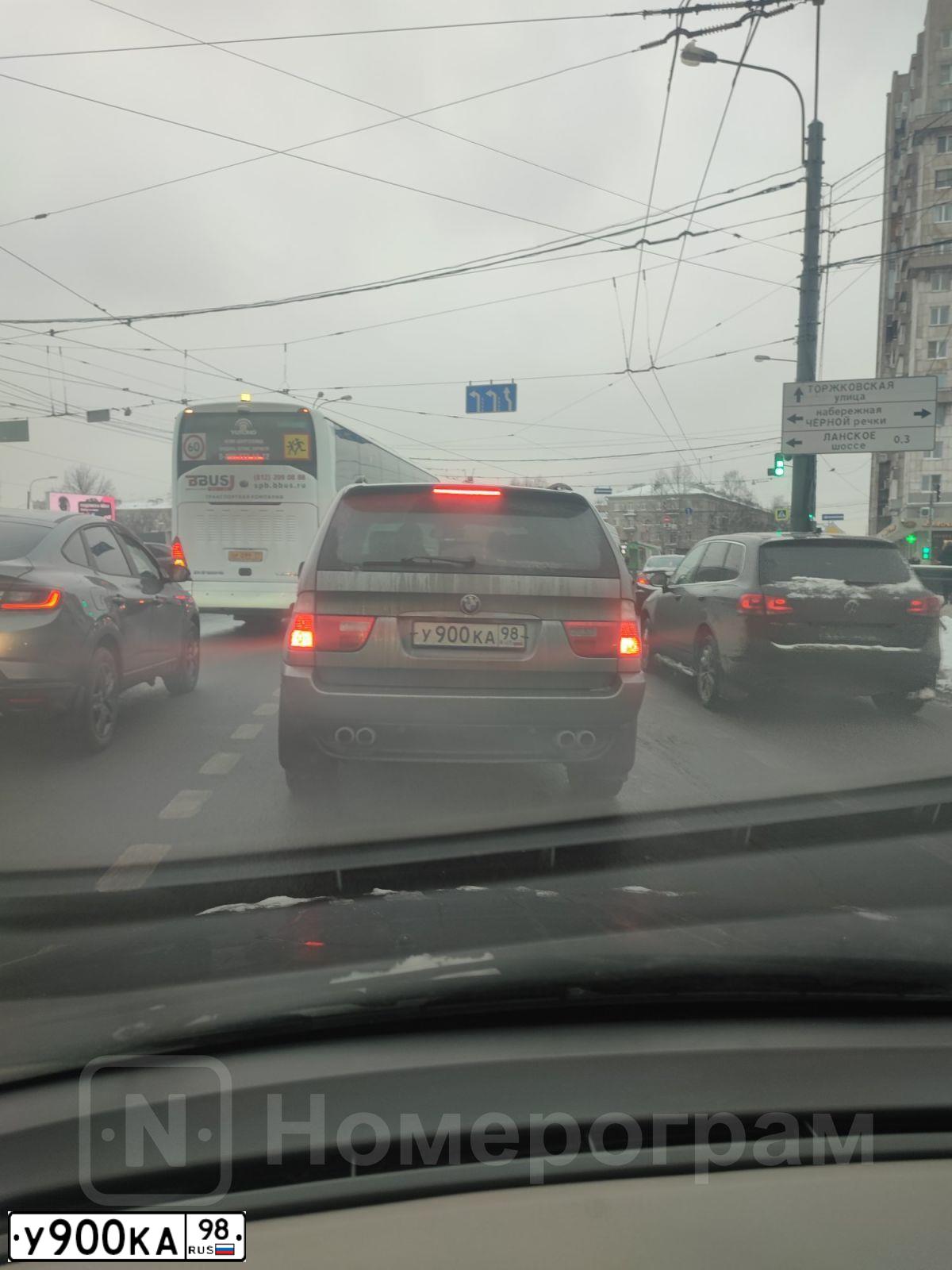 Фото автомобиля BMW X5, 2005 — госномер У900КА98. Цвет: СЕРЫЙ