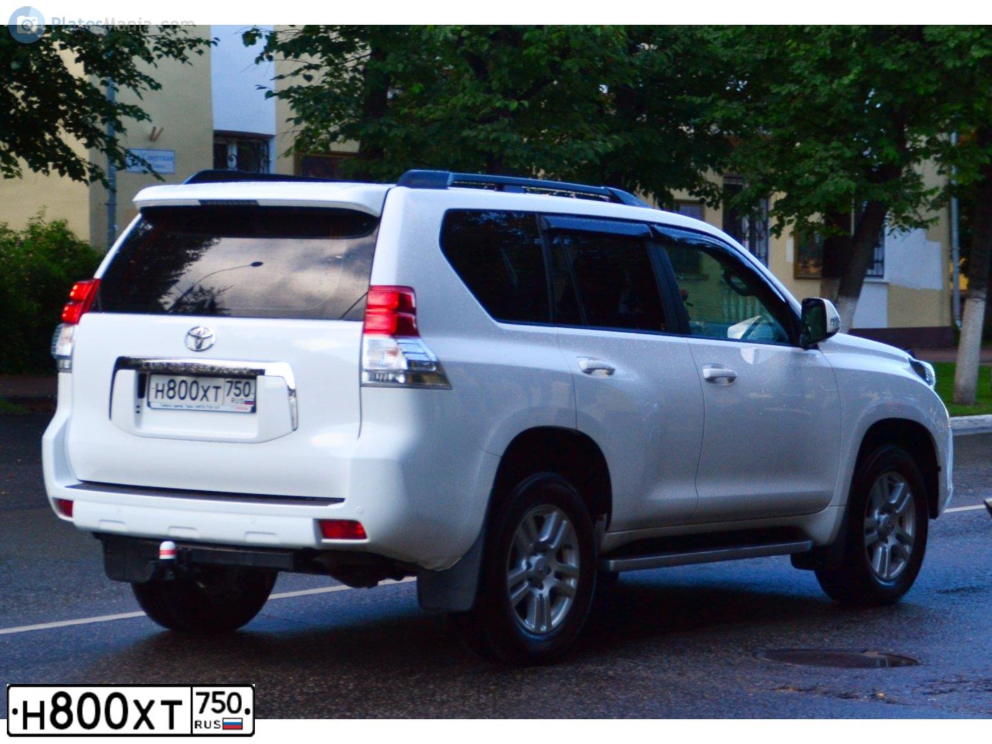 Фото автомобиля TOYOTA LANDCRUISER, 2011 — госномер Н800ХТ750. Цвет: Белый