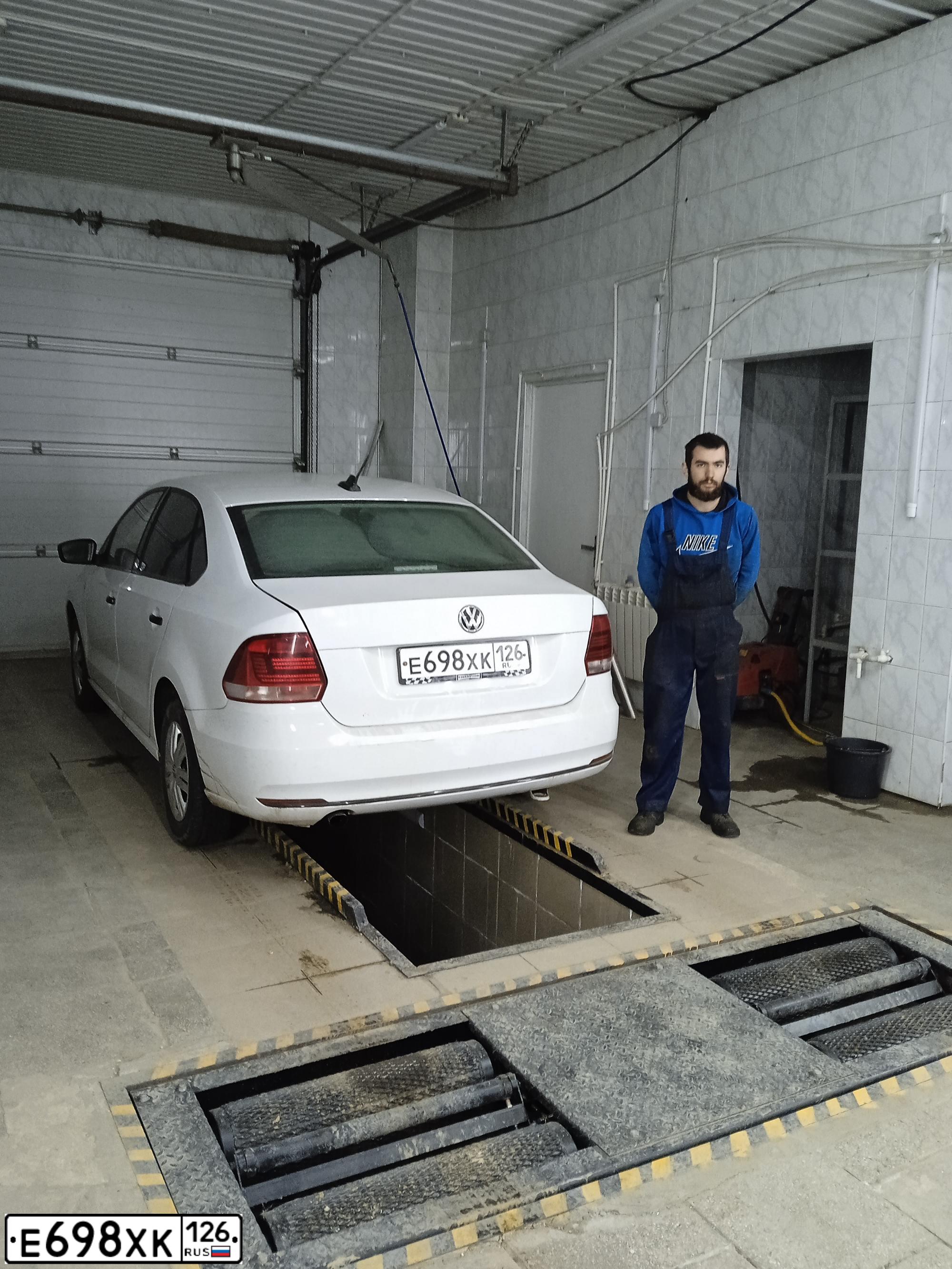 Фото автомобиля VOLKSWAGEN POLO, 2019 — госномер Е698ХК126. Цвет: Белый