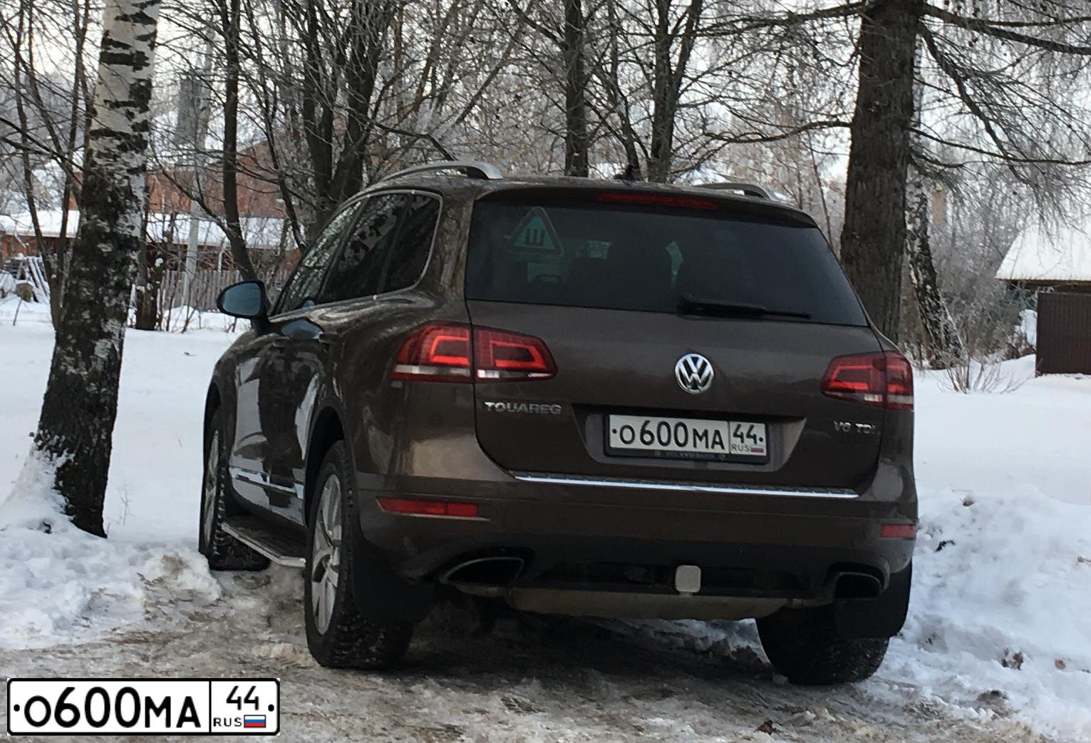 Фото автомобиля VOLKSWAGEN TOUAREG, 2013 — госномер К924ТР33. Цвет: Коричневый