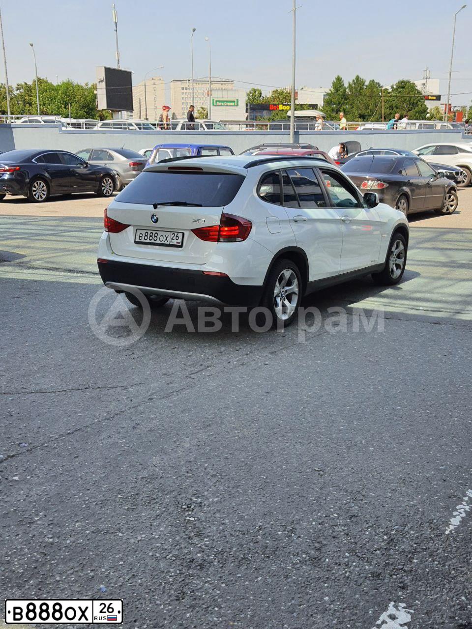 Фото автомобиля BMW X1, 2012 — госномер В888ОХ26. Цвет: БЕЛЫЙ