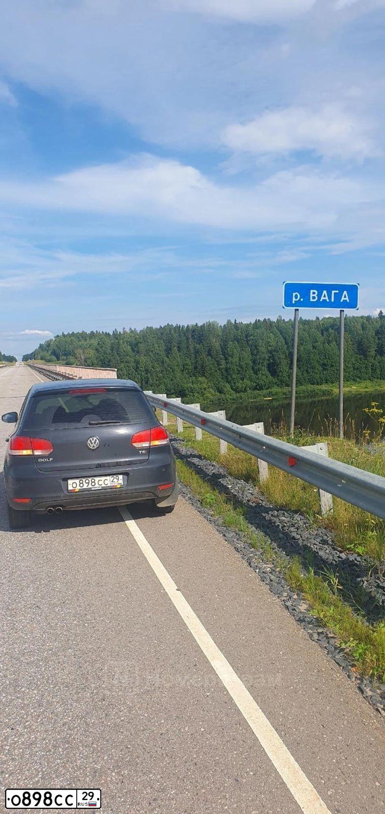 Фото автомобиля VOLKSWAGEN GOLF, 2011 — госномер О898СС29. Цвет: Темно-синий