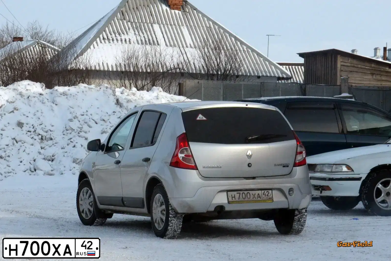 Фото автомобиля RENAULT SANDERO, 2013 — госномер Е892ЕС142. Цвет: СВЕТЛО-СЕРЫЙ