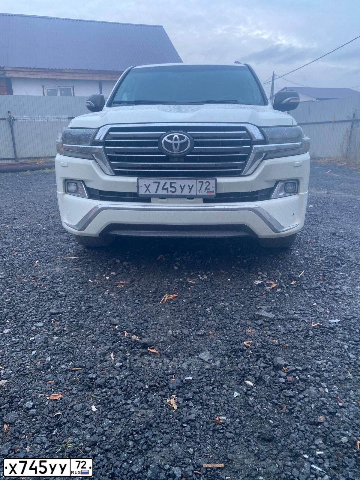 Фото автомобиля TOYOTA LANDCRUISER 200, 2008 — госномер Х745УУ72. Цвет: Белый
