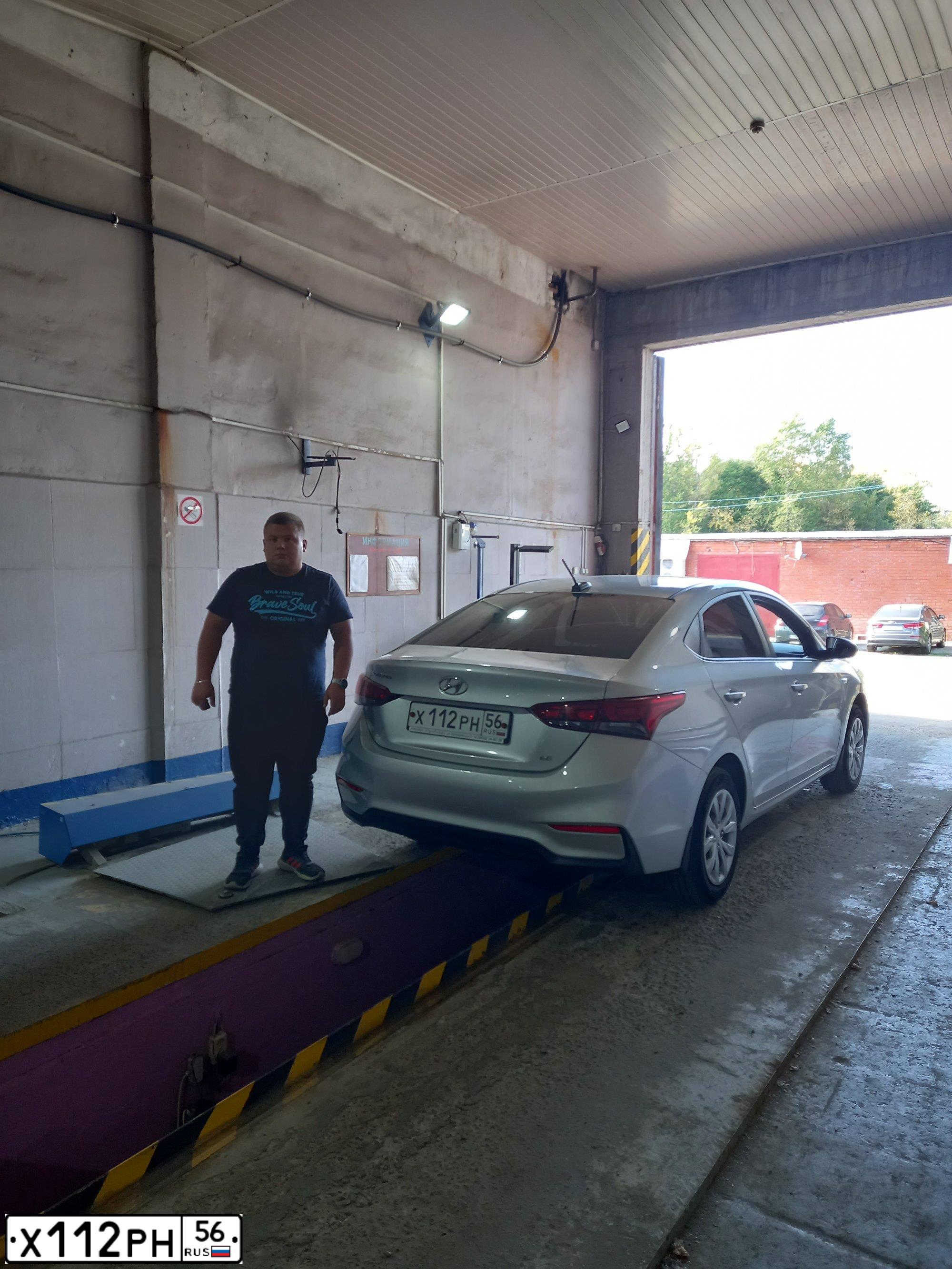 Фото автомобиля HYUNDAI SOLARIS, 2018 — госномер К566УК62. Цвет: Серебристый