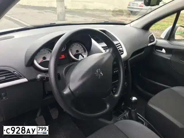 Фото автомобиля PEUGEOT 207, 2010 — госномер С796УВ33. Цвет: Белый