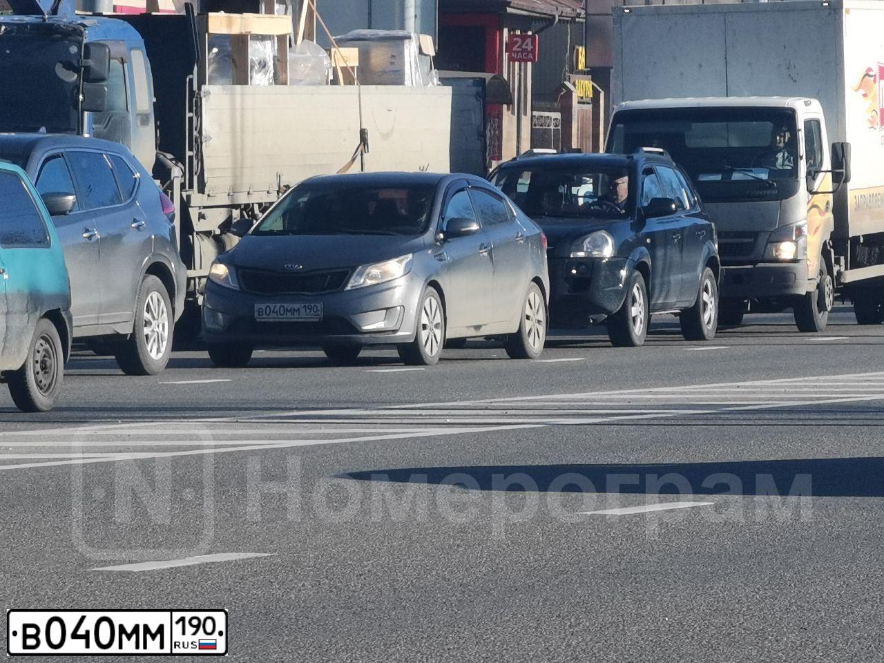Фото автомобиля KIA RIO, 2012 — госномер В040ММ190. Цвет: СЕРЫЙ