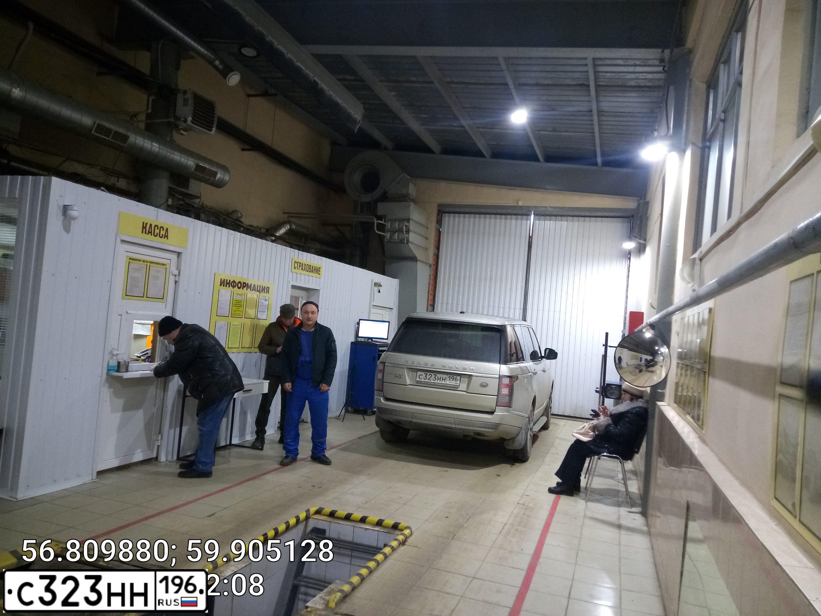 Фото автомобиля LANDROVER RANGE ROVER, 2013 — госномер С323НН196. Цвет: БЕЖЕВЫЙ