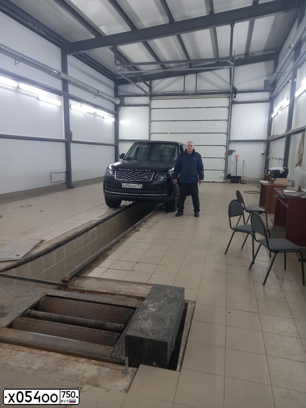 Фото автомобиля LAND ROVER RANGE ROVER, 2018 — госномер С552РЕ198. Цвет: ЧЕРНЫЙ