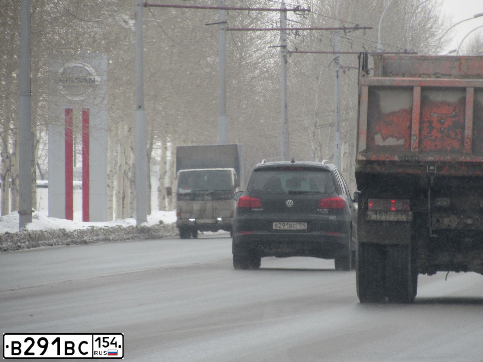 Фото автомобиля VOLKSWAGEN TIGUAN, 2011 — госномер В814УТ147. Цвет: ЧЕРНЫЙ