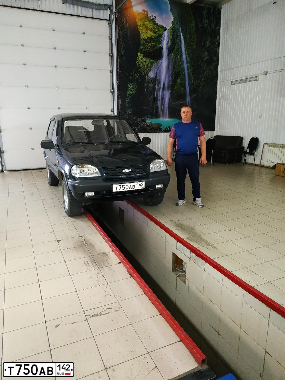 Фото автомобиля CHEVROLET NIVA, 2007 — госномер О147ХО124. Цвет: Черно-синий металлик