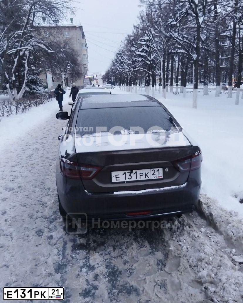 Фото автомобиля LADA VESTA, 2016 — госномер Е131РК21. Цвет: КОРИЧНЕВЫЙ