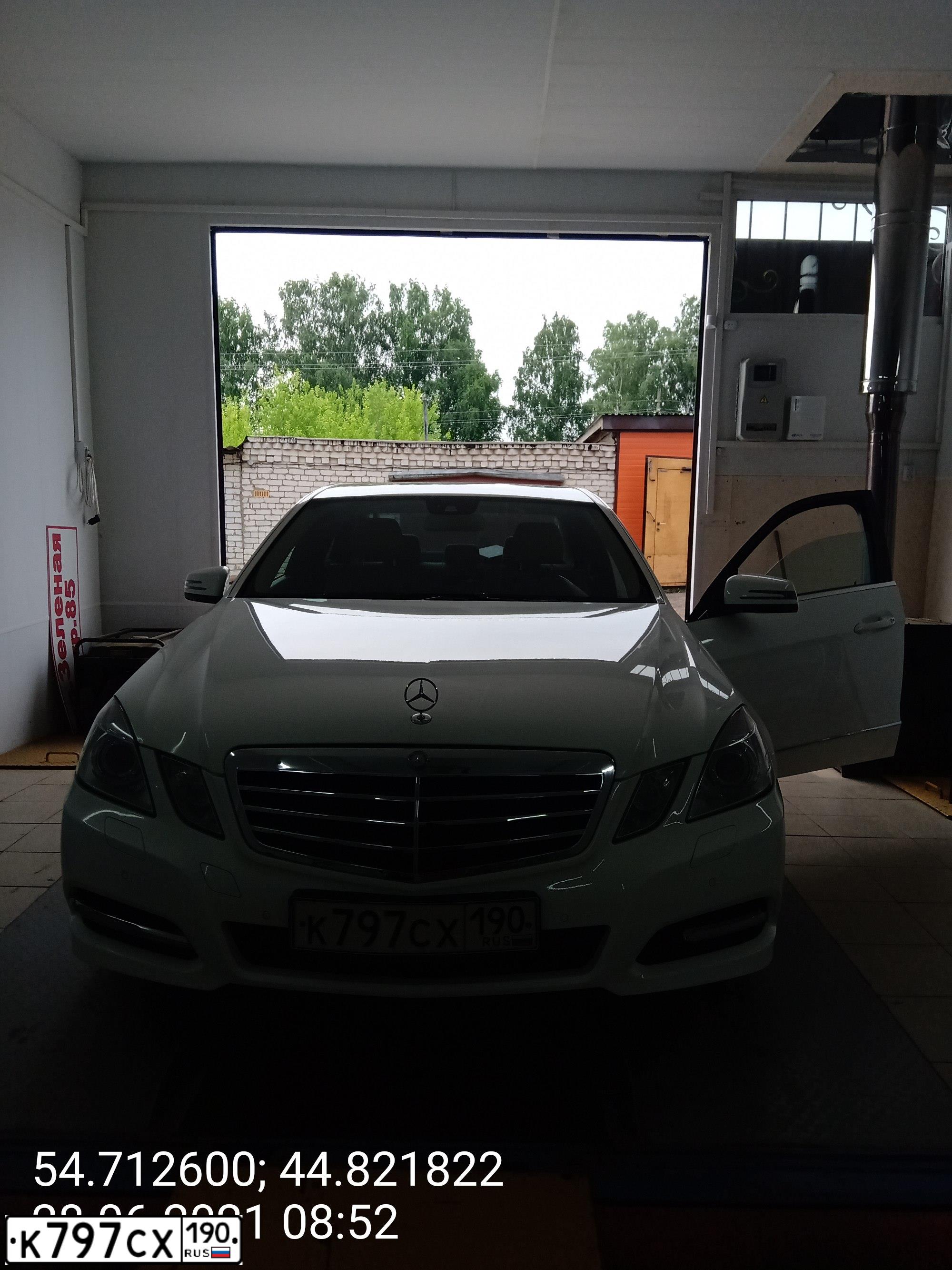 Фото автомобиля MERCEDES-BENZ E200, 2012 — госномер У143НЕ152